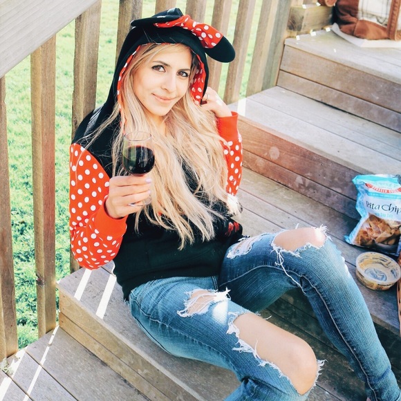 Meet your Posher, Caroline ♡ - Picture 3 of 16